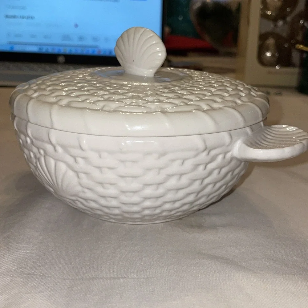 Shell Baker Nantucket Basketweave White Bone China Lidded Handles Vegetable Dish